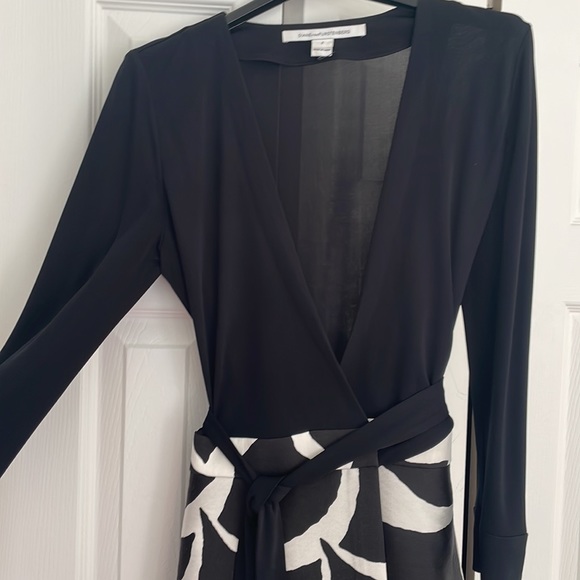 Diane Von Furstenberg ( DVF ) size 2 midi wrap dress - Picture 2 of 8